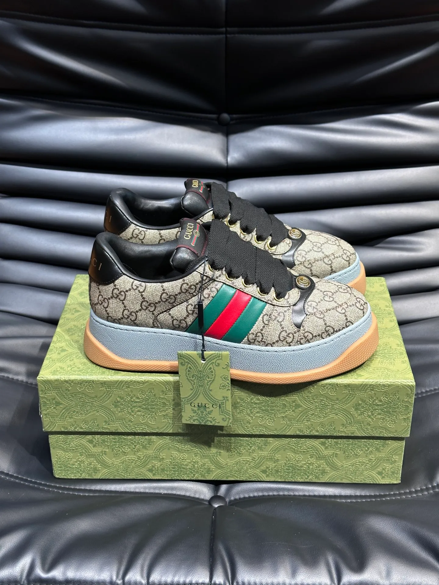 Men's men's shoes 💰p500 "GUCC*" Screener series 👫 Couple style GG thick-soled sneakers, the Screener series is inspired by the classic sneakers of the 1970s, cleverly incorporating the retro Gucci logo, two-color waterproof platform soles, and 5CM thick soles to enhance the aura, conveying the new design concept that a single product should be permanently accompanied by the passage of time, creating a retro distressed effect, decorated with metallic double G oval enamel details! High-quality, versatile classic items, highly recommended. Size female 35-39, male 38-44